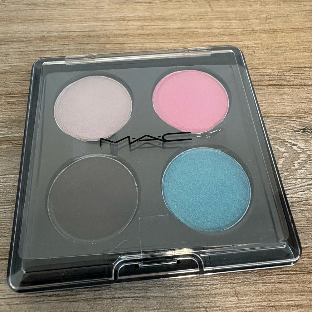 BNIB LE Liza PM eyes  MAC Cosmetics Quad Eyeshadow Palette w kicky blue